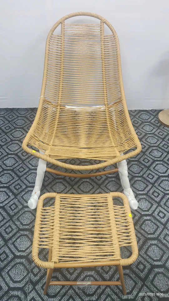 藤椅揽月